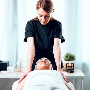 Pitk&auml; ja rentouttava spa-hieronta k&auml;sille ja dekolteelle